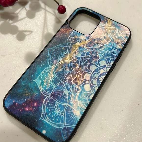 Glows in dark iPhone 12 case EUC - Picture 1 of 2